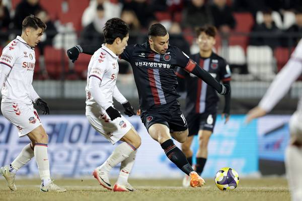 5일 부천종합운동장에서 열린 K리그 승강 플레이오프 수원FC와 부천FC 1995와의 경기에서 부천 바사니가 슈팅하고 있다./한국프로축구연맹 제공