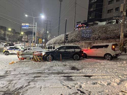 지난 4일 오후 구리시의 한 도로에서 3중 추돌 사고가 발생해 경찰이 출동하고 있다. 사진=경기도소방재난본부
