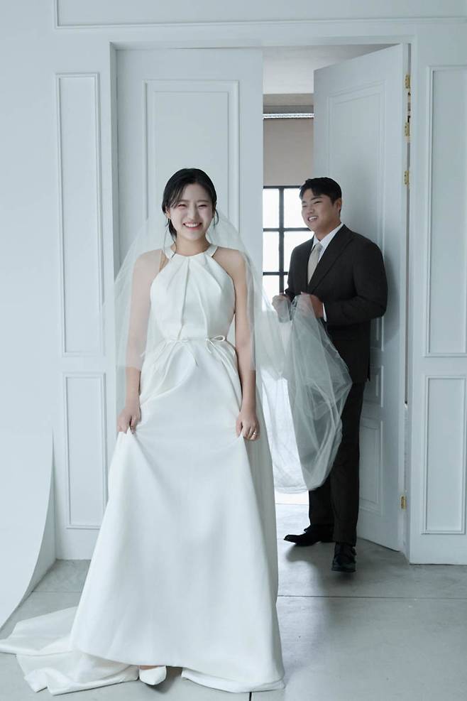 한준수-김이서 커플 결혼사진. /사진=KIA타이거즈 제공