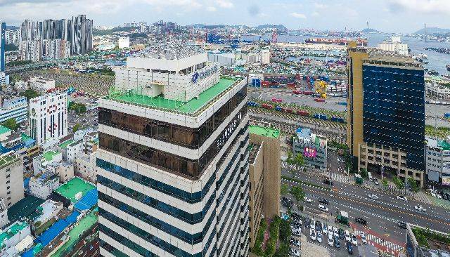 해양수산부 임시청사인 부산 동구 IM빌딩과 일대 전경. 김종진 기자 kjj1761@