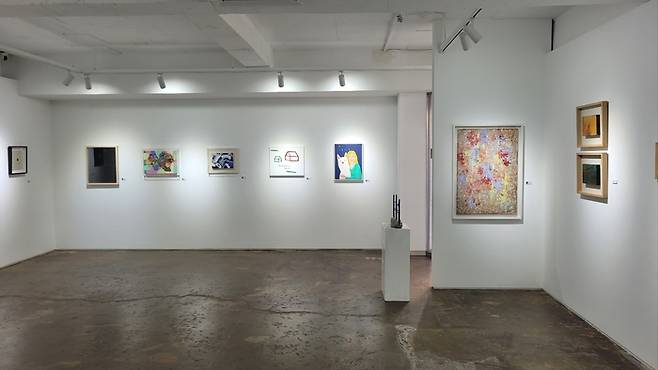 대구 중구 갤러리문101 전시장에 서영옥 미술평론가의 신간 서영옥이 만난 작가 Ⅱ에 소개된 작가들의 작품이 전시 중이다.<임훈기자, hoony@yeongnam.com>