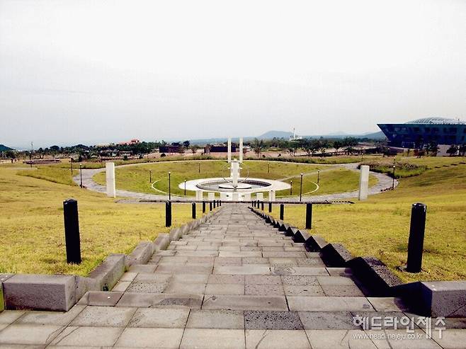 제주4.3의 정신이 깃든 제주평화인권헌장이 제정 작업에 착수한지 2년 여만에 확정, 오는 12월10일 선포된다. 사진은  제주4.3평화공원 위령탑 원경。
