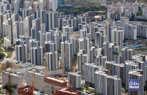 청년 가구의 월 주거비용이 지역별로 최대 3배까지 차이 나는 것으로 나타났다. 특히 서울에서는 월급의 최대 4분의 1을 주거비로 지출하고 있었으며, 자산 비율은 평균의 절반에도 미치지 못해 주거비 부담이 자산 형성을 가로막는 구조로 드러났다. ⓒ베이비뉴스