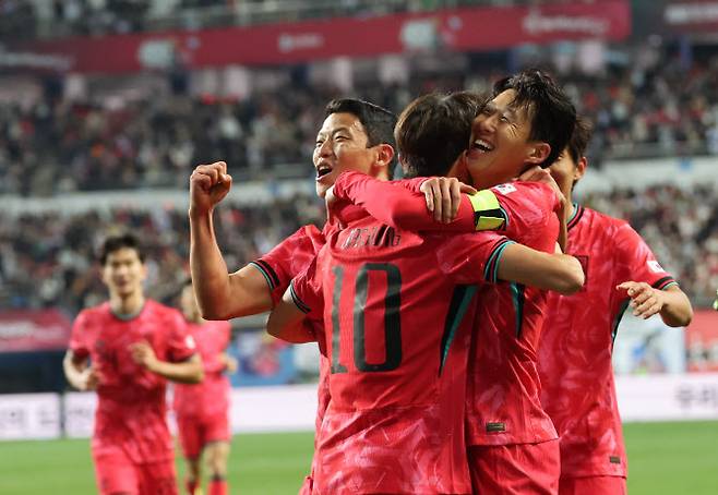 지난달 14일 대전월드컵경기장에서 열린 남자축구 국가대표 A매치 평가전 대한민국과 볼리비아의 경기. 손흥민이 골을 넣은 뒤 동료들과 기쁨을 나누고 있다. 사진=연합뉴스