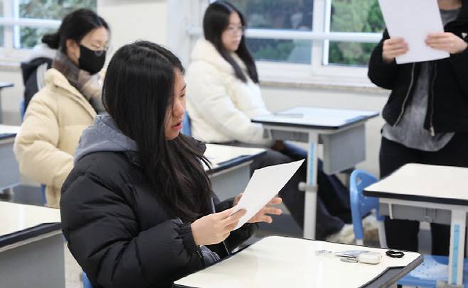 2026학년도 대학수학능력시험 성적표가 배부된 5일 오전 부산 금정구 동래여자고등학교 3학년 교실에서 학생들이 자신의 수능 성적을 확인하고 있다. (사진=연합뉴스)