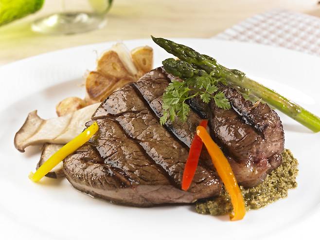 쇠고기나 돼지고기 안심은 다른 부위에 비해 지방은 적고, 단백질은 풍부해 다이어트에 도움이 되는 식품으로 꼽힌다. 사진=게티이미지뱅크