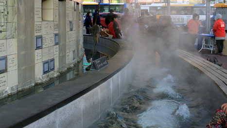 온양온천시장 입구에서 족욕체험을 할 수 있다. 충남 아산시