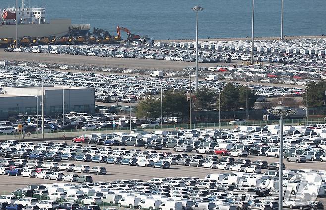 4일 경기 평택시 포승읍 평택항에 수출용 차량이 세워져 있다. 2025.12.4/뉴스1 ⓒ News1 김영운 기자