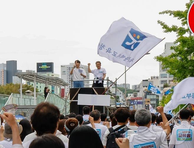 2026학년도 수능 만점자인 광주 서석고 최장우군이 지난 5월 17일 5·18민주화운동 45주년 전야제 민주평화대행진에서 시민들 앞에서 정훈탁 광주교육청 장학관과 발언하고 있다.(광주교육청 제공. 재배포 및 DB 금지) 2025.12.5/뉴스1