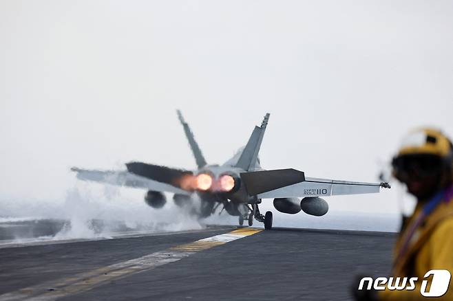 중동 홍해와 아덴만에 배치된 미 해군 항공모함 '드와이트 D 아이젠하워'에서 F/A-18 호넷 전투기가 출격하고 있다. ⓒ 로이터=뉴스1 ⓒ News1 김성식 기자