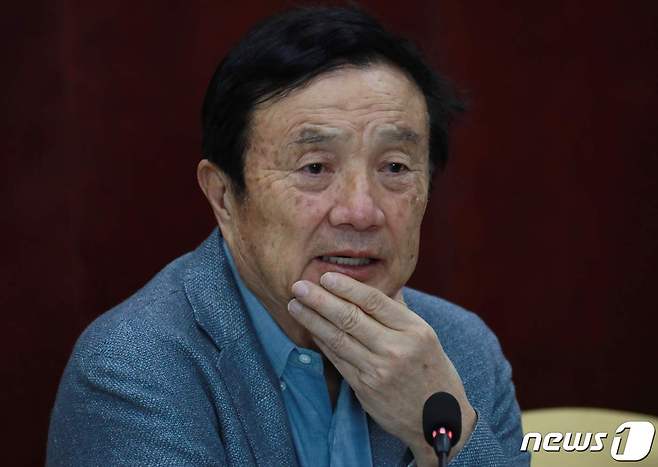 런정페이 화웨이 CEO가 9일 (현지시간) 산시성 타이위안에서 기자회견을 갖고 조 바이든 미국 대통령과의 통화를 환영하며 미국 부품의 대량 구매도 희망한다고 밝히고 있다. ⓒ AFP=뉴스1 ⓒ News1 우동명 기자
