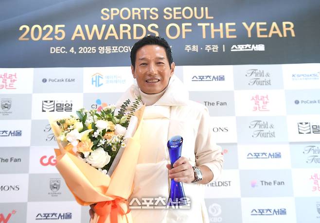 LG 염경엽 감독이 4일 서울 영등포 타임스퀘어 CGV 영등포 스크린X관에서 열린 ‘제39회 스포츠서울 올해의 상’에서 올해의 감독상을 수상한 후 포즈를 취하고 있다. 영등포 | 최승섭기자 thunder@sportsseoul.com