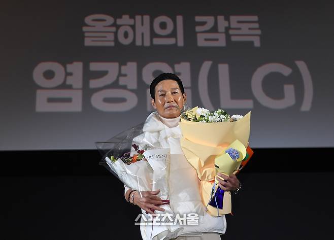 LG 염경엽 감독이 4일 서울 영등포구 타임스퀘어 CGV 영등포 스크린X관에서 열린 ‘제39회 스포츠서울 올해의 상’에서 올해의 감독상을 수상한 뒤 기념촬영을 하고 있다. 영등포 | 박진업 기자 upandup@sportsseoul.com