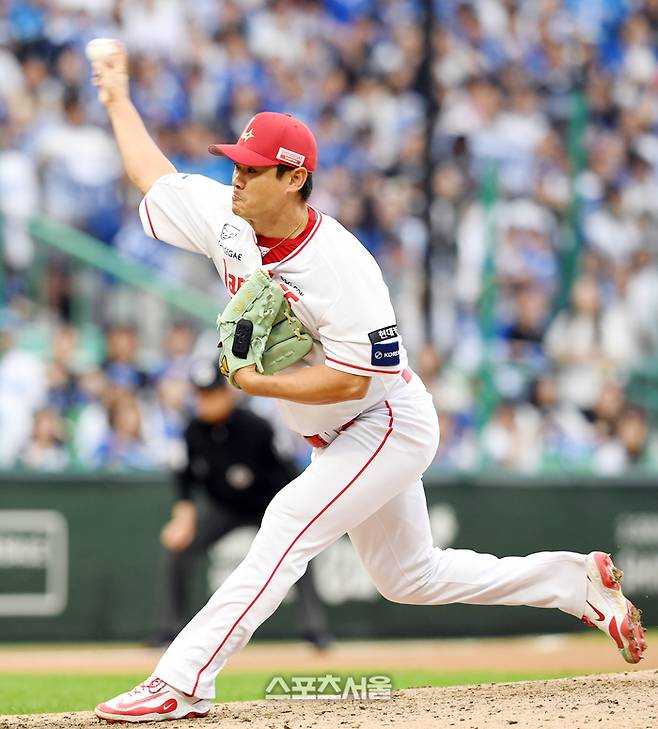SSG 노경은이 인천SSG랜더스필드에서 열린 2025 KBO리그 삼성과 준플레이오프 1차전 8회초 등판해 힘차게 공을 던지고 있다. 문학 | 박진업 기자 upandup@sportsseoul.com