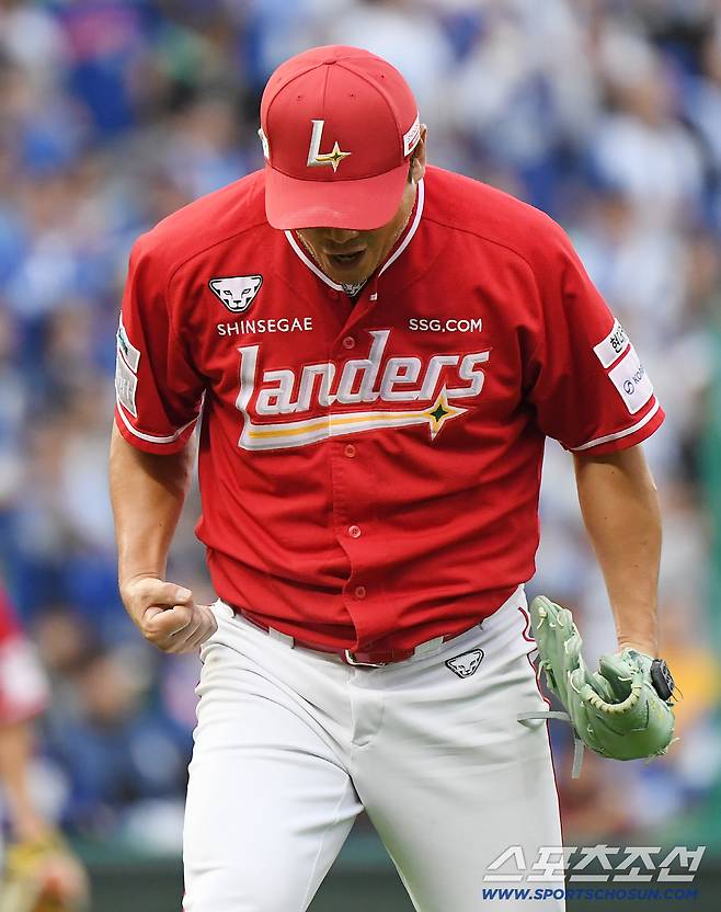 11일 인천 SSG랜더스필드에서 열린 삼성과 SSG의 준PO 2차전. 7회초 2사 1루 김성윤 타석. 1루주자 홍현빈의 2루 도루를 저지한 노경은이 포효하고 있다. 인천=정재근 기자 cjg@sportschosun.com/2025.10.11/