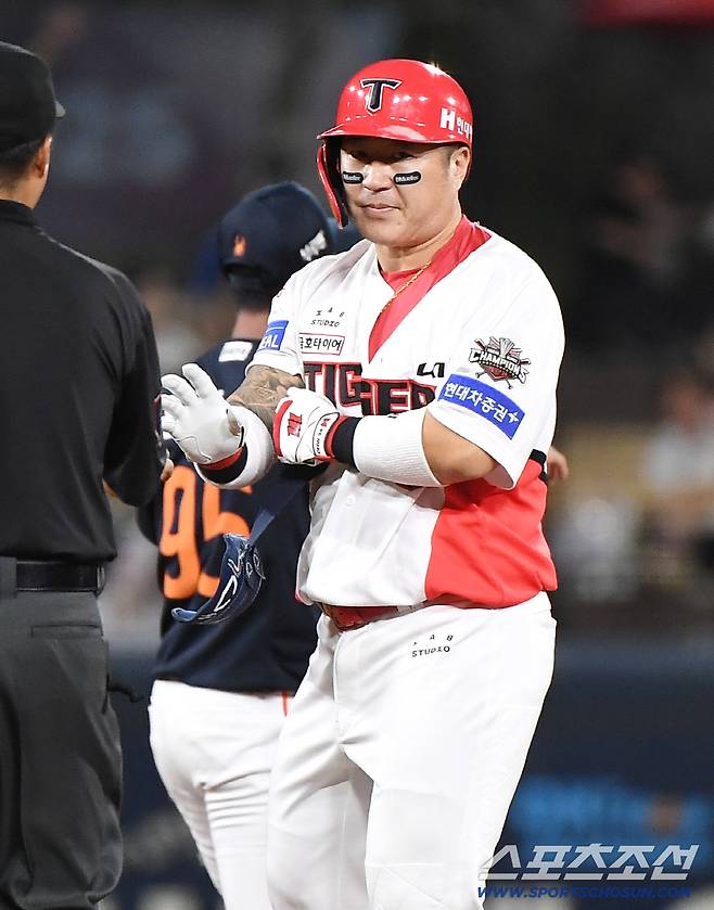 16일 광주 기아 챔피언스필드에서 열린 한화-KIA전. 6회말 2사 2루 최형우가 1타점 2루타를 친 후 타임을 요청하고 있다. 광주=정재근 기자 cjg@sportschosun.com/2025.9.16/