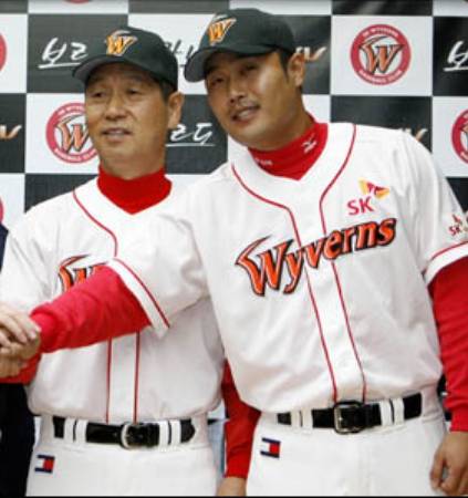 SK시절 김성근 감독과 이호준. ⓒ연합뉴스