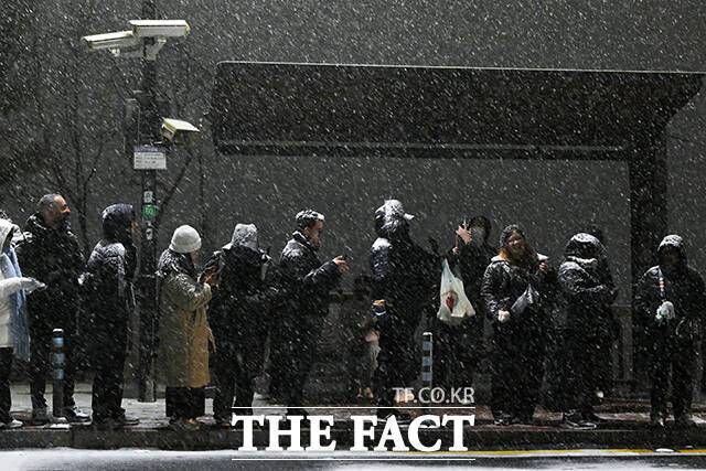 지난 4일 대설주의보가 발효된 서울, 경기에는 밤새 5cm 이상의 눈이 쌓였다. 폭설로 인한 하늘길, 뱃길이 끊겼고 퇴근시간 교통사고, 차량고립 등 신고가 잇따랐다. /서예원 기자