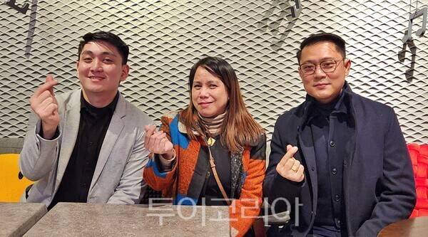 (우측부터) 더베이리프 카비테호텔&nbsp;랜디 구티에레스 총지배인,&nbsp;마빅 말라야우 영업총괄이사, 키어 만리퀘 예약총괄