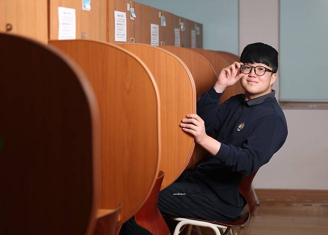 서울 광진구 광남고등학교에서 올해 수능 만점을 받은 왕정건 군이 미소짓고 있다. /장경식 기자
