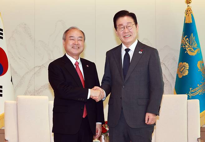 이재명 대통령과 손정의 소프트뱅크그룹회장이 5일 서울 용산 대통령실 청사에서 만나 악수하고 있다. /뉴시스