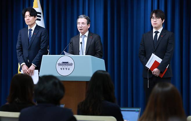 김용범 정책실장이 5일 서울 용산 대통령실 청사에서 손정의 소프트뱅크그룹 회장 접견 관련 브리핑을 하고 있다. 왼쪽부터 김우창 국가AI정책비서관, 김 정책실장, 하정우 AI미래기획수석./뉴시스