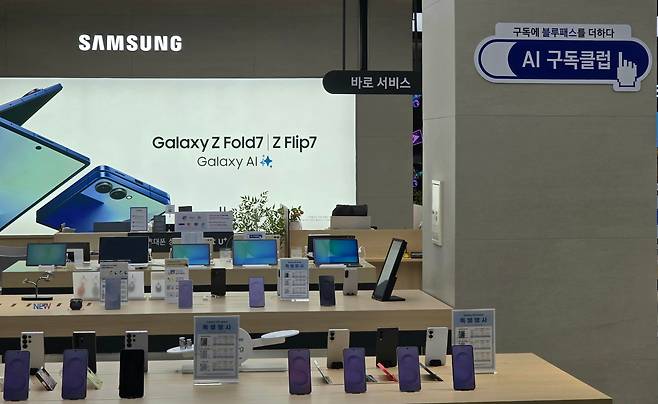 3일 서울 영등포구 여의도동 더현대 5층 삼성전자 매장에 ‘구독’ 상품 판매 안내 문구가 부착돼 있다./정두용 기자