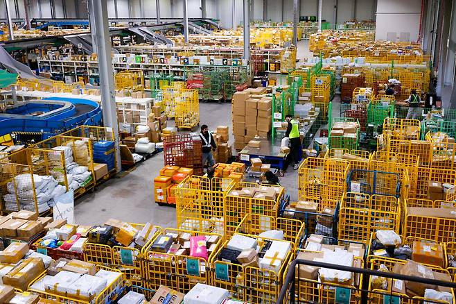 지난달 20일 오전 인천 중구 인천공항세관 특송물류센터에 직구 물품이 쌓여 있다. /뉴스1