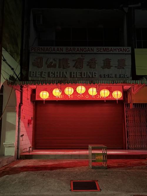 밤이 되면 페낭 대다수의 건물에 빨간색 등불이 켜진다.