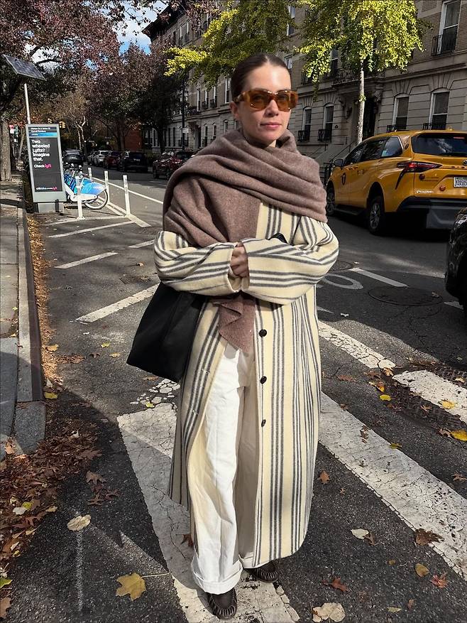 스트라이프 코트에 브라운 숄을 착용한 몰리 스테인. 인스타그램 @accidentalinfluencer