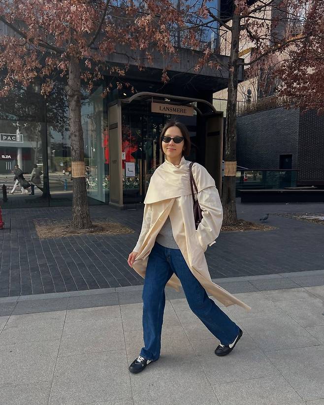 아이보리 숄을 선택한 김나영. 인스타그램 @nayoungkeem