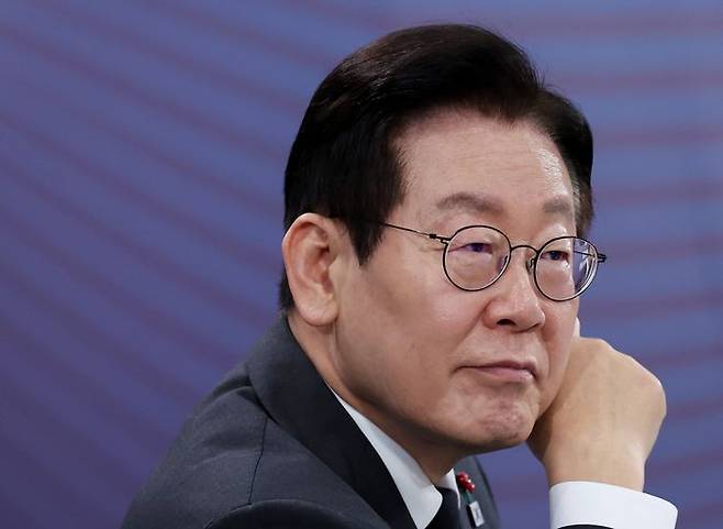 이재명 대통령이 5일 충남 천안시 한국기술교육대학교에서 열린 '충남의 마음을 듣다' 타운홀미팅에서 참석자 발언을 듣고 있다. ⓒ뉴시스