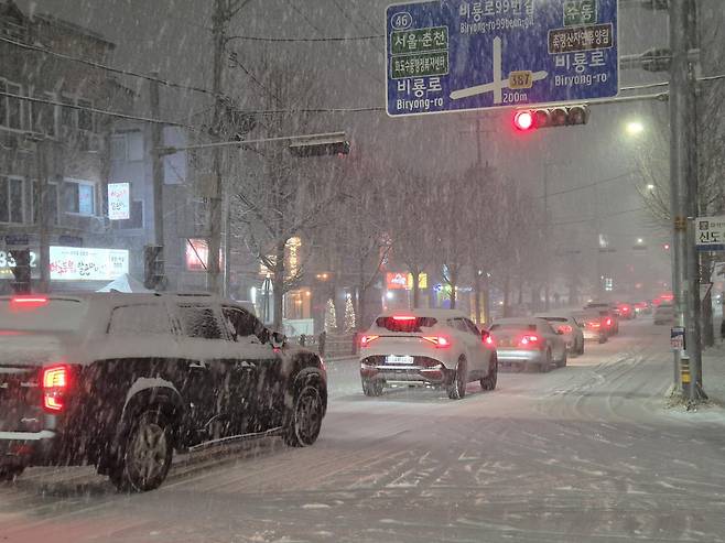 4일 오후 경기 남양주시 일대에 많은 눈이 내리며 퇴근길 정체가 빚어지고 있다. 2025.12.4 뉴스1