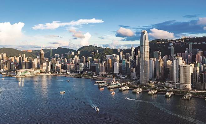 드론으로 촬영한 홍콩 빅토리아 하버 전경. /사진 홍콩투자청