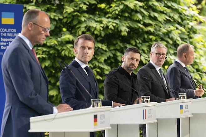 [키이우=AP/뉴시스] 우크라이나 평화협상에서 사실상 배제된 유럽 정상들이 미국에 대해 불신을 드러냈다고 독일 매체 슈피겔이 4일(현지 시간) 보도했다. 사진은 지난 5월 10일 우크라이나 키이우 대통령궁에서 프리드리히 메르츠 독일 총리(왼쪽부터), 에마뉘엘 마크롱 프랑스 대통령, 볼로디미르 젤렌스키 우크라이나 대통령, 키어 스타머 영국 총리, 도날트 투스크 폴란드 총리가 회담 후 공동 기자회견하는 모습. 2025.12.05. /사진=뉴시스