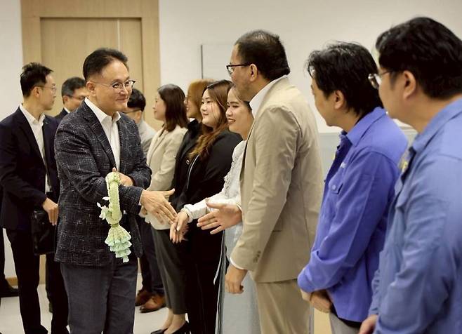 포스코플로우 반돈호 사장(왼쪽 두 번째)이 태국 법인에 방문해 직원들과 인사를 나누고 있다. 포스코플로우 제공