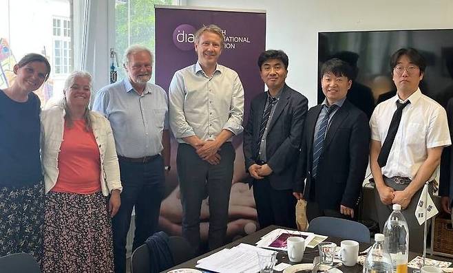 지난 2023년 6월 해외입양 인권침해 사건 조사를 위해 주요 입양 당사국인 덴마크를 방문해 덴마크 정부 관계자들을 만났을 때의 모습. 가운데가 카스파르 브로 라르센 덴마크 국제입양 담당 차관, 그 오른쪽으로 이상훈 상임위원, 유정호 조사7과장, 박건태 팀장. 박건태 제공