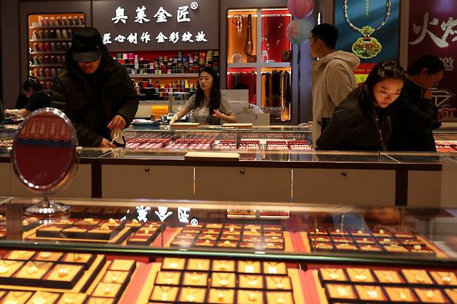 2025년 10월18일 중국 베이징의 한 보석 전문 백화점에서 고객들이 금 장신구를 살펴보고 있다. 중국 인민은행은 최근 몇 년간 전세계 중앙은행 가운데 가장 적극적으로 금을 매입했다. REUTERS