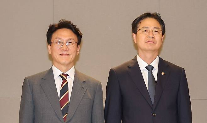 김민석 국무총리가 2025년 7월30일 정부세종청사 총리실 의전행사실에서 강형석 농림축산식품부 차관에게 임명장을 수여한 뒤 기념촬영을 하고 있다. 연합뉴스