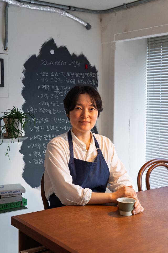 신정원 셰프는 음식을 "생산자와 요리사, 손님, 재료, 기억들이 겹쳐서 만들어지는 하나의 장"으로 설명한다.