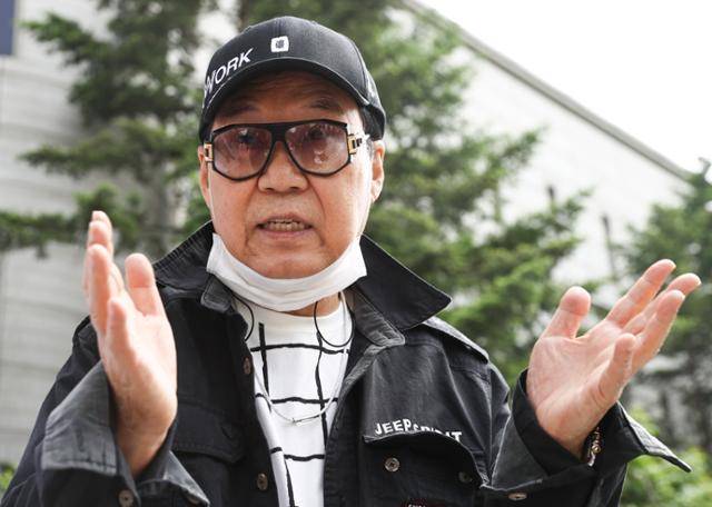 가수 조영남이 6년여의 법정 다툼을 벌였던 '그림 대작' 논란에 대한 심경을 밝혔다. 연합뉴스