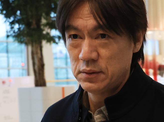 <yonhap photo-2208=""> 출국하는 홍명보 축구대표팀 감독 (영종도=연합뉴스) 최재구 기자 = 홍명보 축구국가대표팀 감독이 3일 인천국제공항에서 북중미월드컵 조 추첨이 진행되는 미국 워싱턴으로 출국하고 있다. 2025.12.3 jjaeck9@yna.co.kr/2025-12-03 08:40:14/ <저작권자 ⓒ 1980-2025 ㈜연합뉴스. 무단 전재 재배포 금지, AI 학습 및 활용 금지></yonhap>