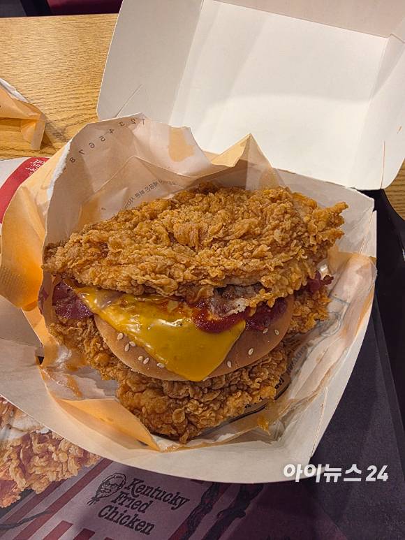 버거 번과 치킨 필렛의 구조를 뒤집은 KFC X 기묘한 이야기 시즌5 한정 메뉴. [사진=전다윗 기자]