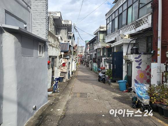 주택착공이 5년 새 70%나 급감하면서 집값은 오르고 서민 주거부담이 점점 커지고 있다. 사진은 서울 한 빌라 밀집 거리. [사진=이수현 기자]