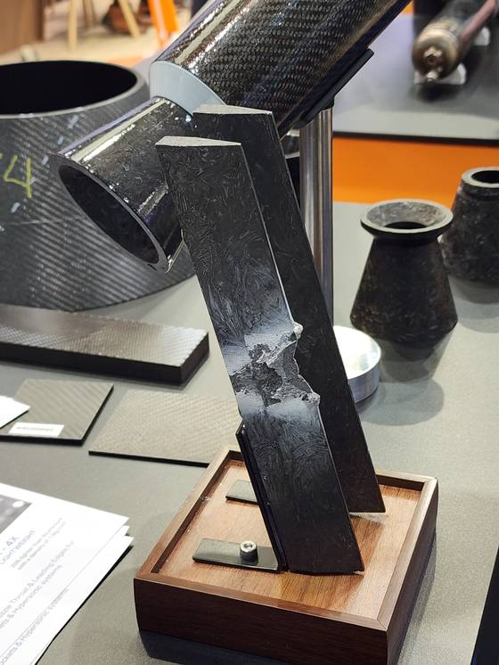 네덜란드 국방부 부스에 자리한 스타트업이 개발한 1600도 온도를 2시간 견딜 수 있는 탄소-세라믹 복합재. 최현호