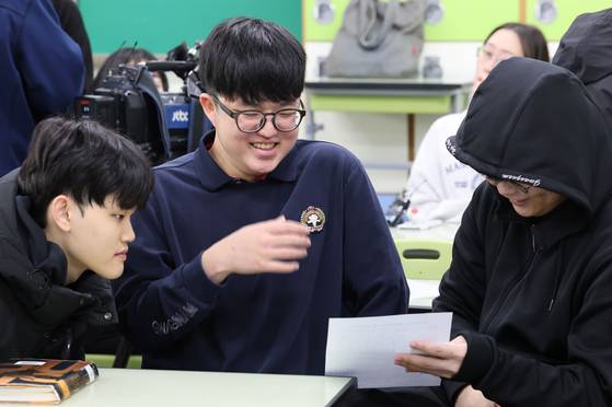 2026학년도 대학수학능력시험 성적표가 배부된 5일 서울 광진구 광남고 3학년 교실에서 만점을 받은 왕정건 군이 친구들과 함께 성적표를 살펴보고 있다. 김종호 기자