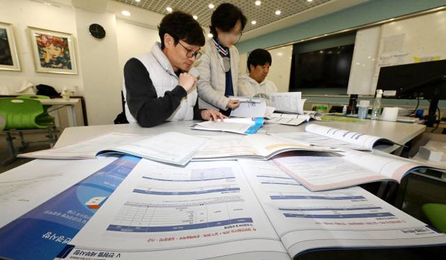 ▲ 2026학년도 대학수학능력시험 성적이 발표된 4일 춘천의 한 고등학교에서 교사들이 대학진학을 위한 준비를 하고 있다.  김정호 기자