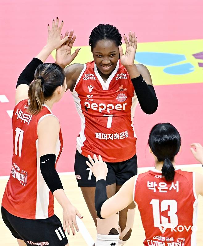 ▲ 하이파이브하는 조이, 시마무라, 박은서 [KOVO]&nbsp;