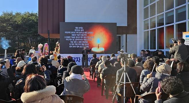 4일 오후 경남 거창에서 열린 신달자문학관 개관식에서 연극 배우 박정자 씨가 신달자 시인의 시 '핏줄'을 낭독하고 있다.