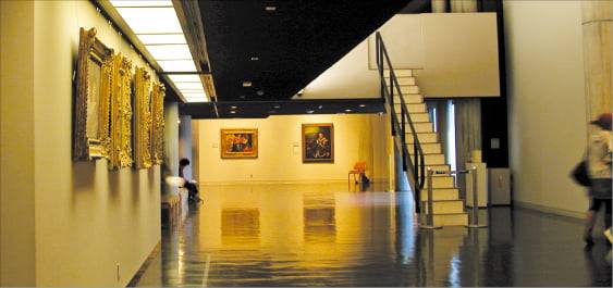 서양근대미술관의 내부.  통로와 전시홀이 하나의 공간으로 통합되어 있다.